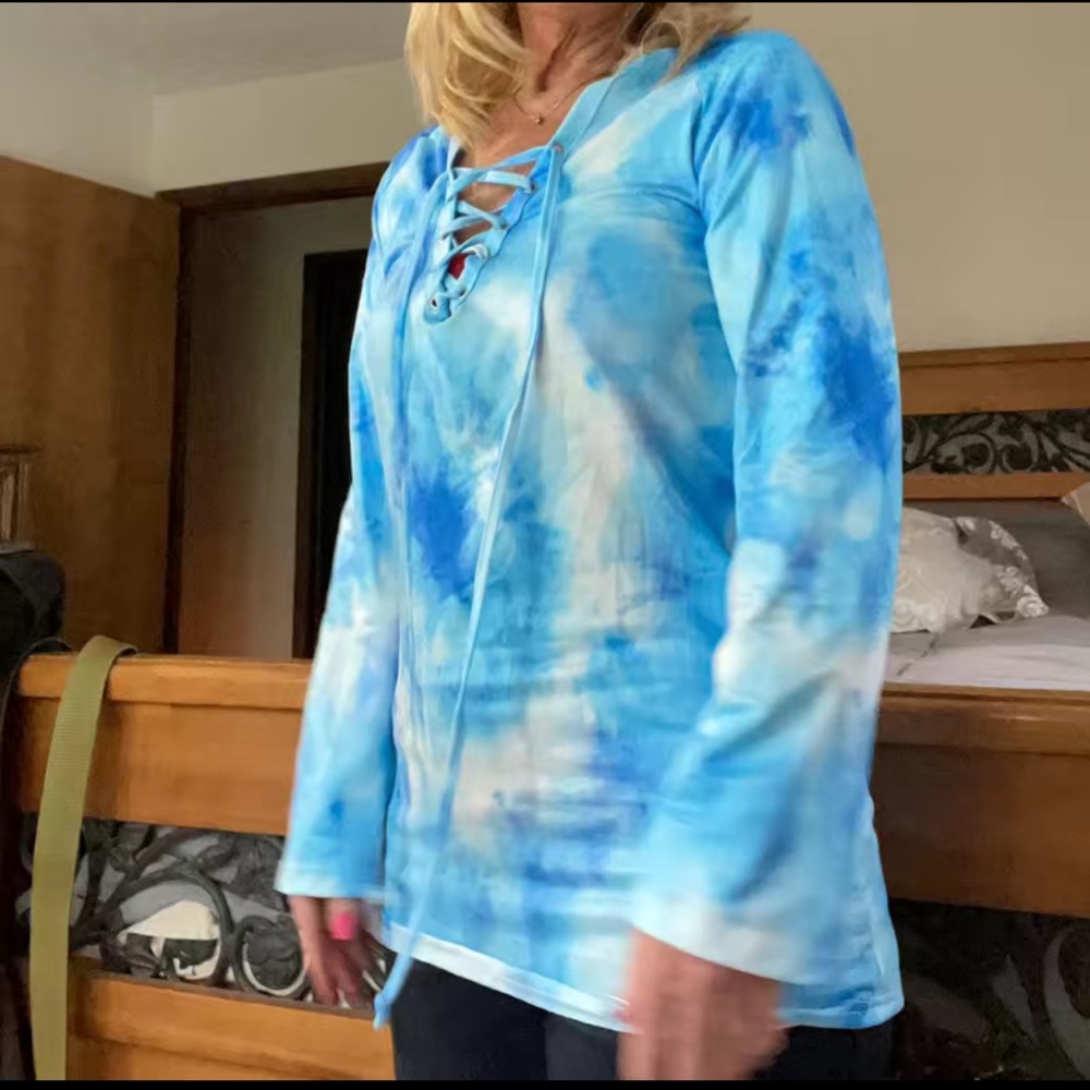🔴 CLEARANCE 🔖 NWT 🌊 BLUE/WHITE TIE-DYE V-NECK LACE-UP SUMMER TOP Women’s XXL - Picture 4 of 11